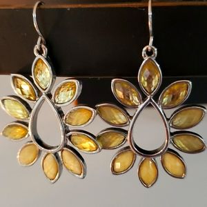 Beautiful sparkly flower earrings 🌻 💛
